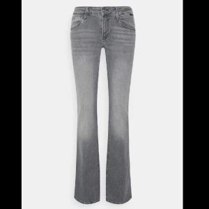 Ljusgråa jeans - Säljer dessa sjukt snygga L ow waist bootcut ljusgrå jeans från Mavi. Supersnygga! Knappt använda, superbra skick. Säljer pga för stora. 😍😍😍