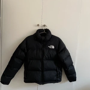 The North Face dunjacka - Dunjacka från The North Face. Storlek M. Bra skick. 1996 Retro Nuptse Jacket.