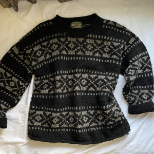 Stickad tröja  - En jättefin stickad tröja! Köpt från secondhand och är i fint skick🪴100% ull✨