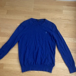 Ralph lauren kashmir tröja - Säljer min Ralph Lauren bomull/kashmir tröja storlek M slim fit.  Mycket fint skick.   Nypris 2500kr, mitt pris 499kr