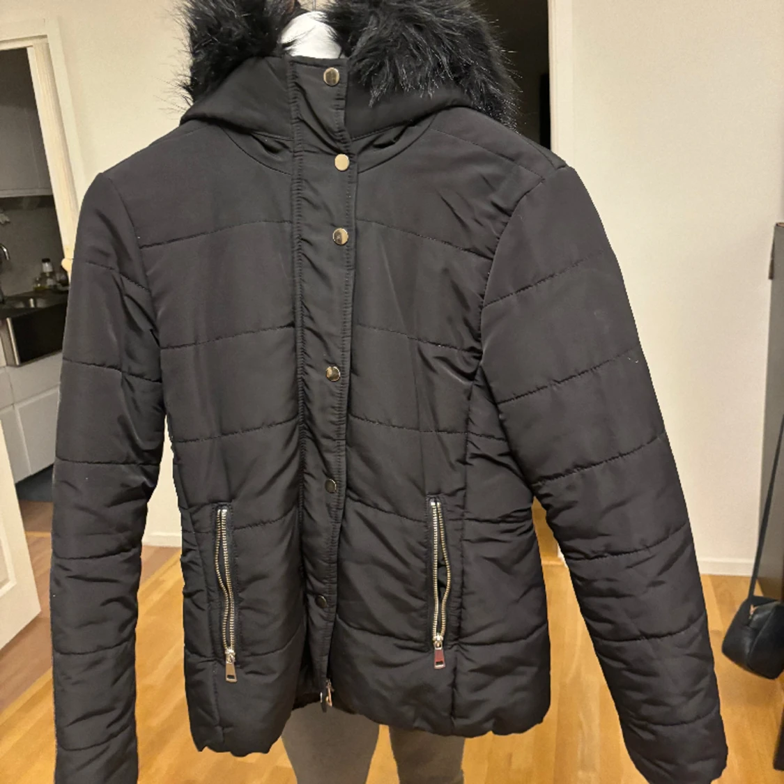 Svart jacka med luva