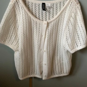 Virkad kofta -  Superfin vit virkad kofta i storlek xs från H&M! Endast använd fåtal gånger så i gott skick, skriv gärna vid frågor/fler bilder🫶🏼