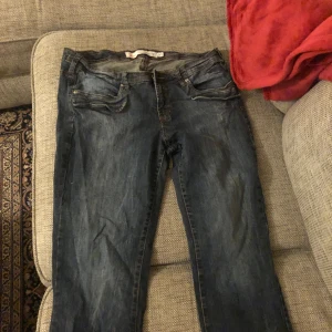 Petit jeans - Dom är i bootcut, och passar korta personer då dom är meningen att vara kortare, som sitter ungefär på vaden. Jätte fina annars och fina på. Aldrig använt.