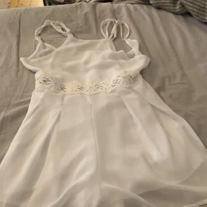Söt dress - Jättesöt dress. Säljer pga att den är för liten. Perfekt om man kanske inte känner sig bekväm i klänningar.