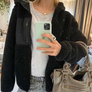 Teddyjacka - Så fin svart Teddy jacka❣️❣️aldrig använd! 