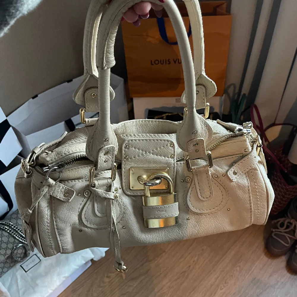 INTRESSEKOLL!! Säljer endast vid bra bud✨kollar intresset på min Chloé Paddington väska i en såå fin beige färg med gulddetaljer!🥰. Väskor.