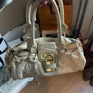 INTRESSEKOLL!! Säljer endast vid bra bud✨kollar intresset på min Chloé Paddington väska i en såå fin beige färg med gulddetaljer!🥰