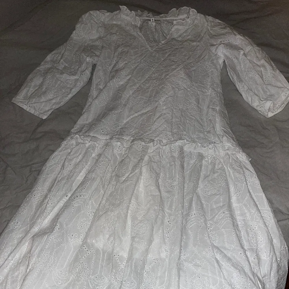 Säljer denna vita trekvartsärmad broderie klänningen i strl S/M som är helt oanvänd 🤍. Klänningar.