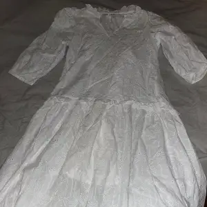 Säljer denna vita trekvartsärmad broderie klänningen i strl S/M som är helt oanvänd 🤍