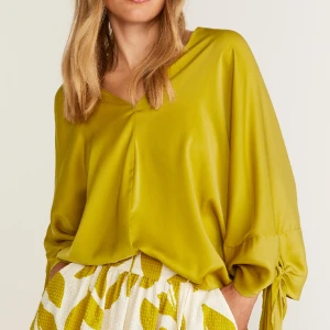 Second Female blus - Satin blus från Second Female, helt ny med prislappen kvar. Nypris var 1199,-  Säljs pga fel storlek.