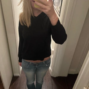 Stickad svart hoodie - Söt svart stickad hoodie med luva, bra skick💞 Fråga gärna om fler bilder💞