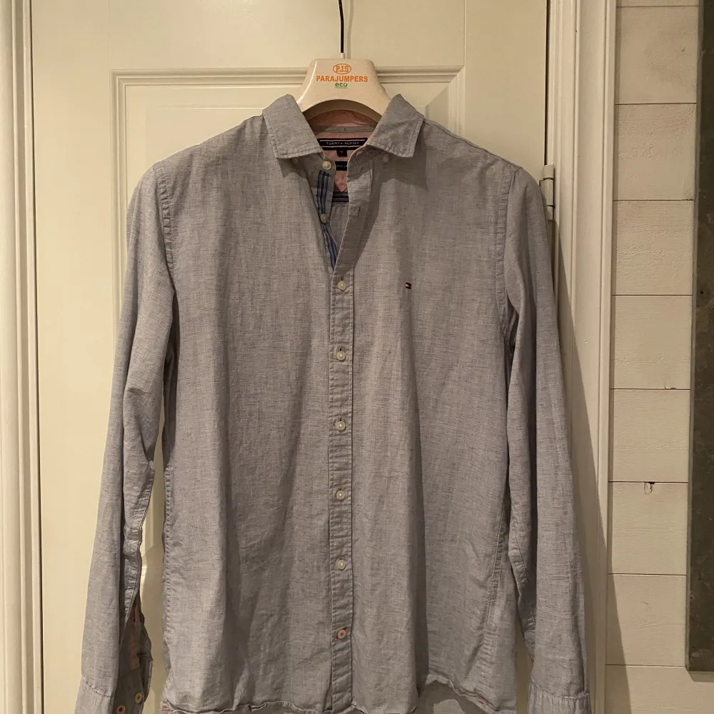 Skitsnygg cotton/linen skjorta från tommy hilfiger. Perfekt inför vår och sommar. Köptes ny för 1200, säljer för 350 (ej hugget i sten) skick: 9/10. Skjortor.