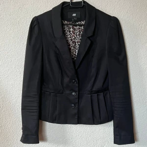 Snygg kavaj - Snygg kavaj med detaljer från H&M, figurnära passform 🖤