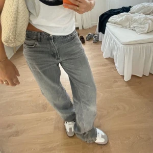 lowwaist straight jeans - *första bilden är lånad*Har bara använt 2 gånger💞dom är i storlek 32 från gina. Dom är i bra skick då dom knappt har används💛
