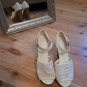 Vox klackskor  - Vita klackskor, är använda en del.   Skriv vid intresse 💕