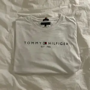 Denna T-shirt är från märket Tommy Hilfiger och är i storleken 176 men passar folk som bär storleken S. Plagget har används sparsamt. Säljer eftersom plagget har blivit för litet