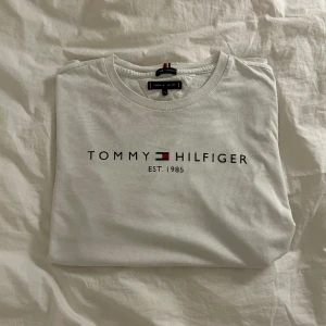Tommy Hilfiger T-shirt - Denna T-shirt är från märket Tommy Hilfiger och är i storleken 176 men passar folk som bär storleken S. Plagget har används sparsamt. Säljer eftersom plagget har blivit för litet