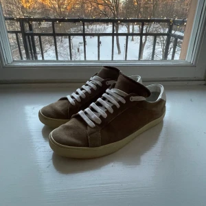 Saint Laurent sneakers - Säljer mina as feta Ysl skor. Skorna är använda men inga skador. Har inte boxen. 