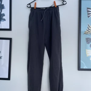 Svarta Sweatpants - Vanliga sweatpants som jag köpte för något år sedan. Väldigt sköna och bra material! Mycket bra skick, utan fläckar eller liknande!  Orginalpris 250! ✨