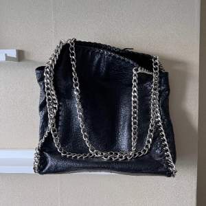Rymlig svart väska med kedjeband