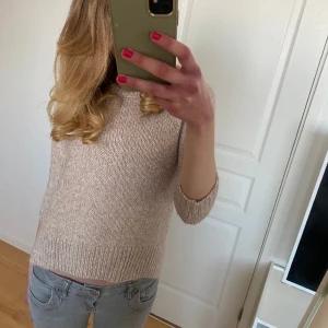  stickad tröja - Jättefin beige stickad tröja som är trekvartsärmad. Storlek S  220kr + frakt
