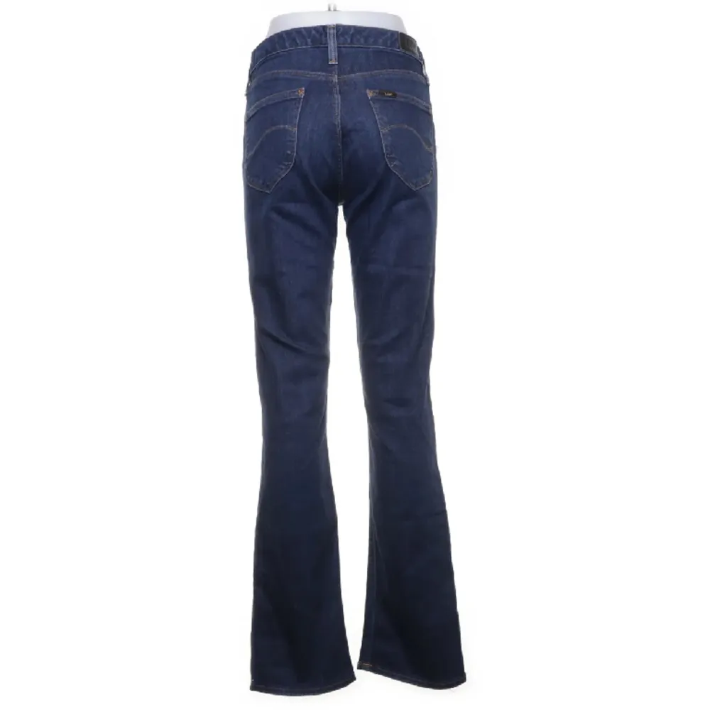 Mörkblå lågmidjade jeans från Lee i toppenskick! 😍. Jeans & Byxor.