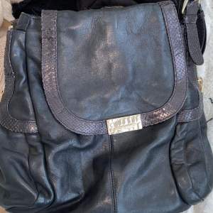 Jättesnygg Jimmy Choo väska från 2000s. Väskan har jättemånga fack och är stor och rymlig. 350kr + frakt