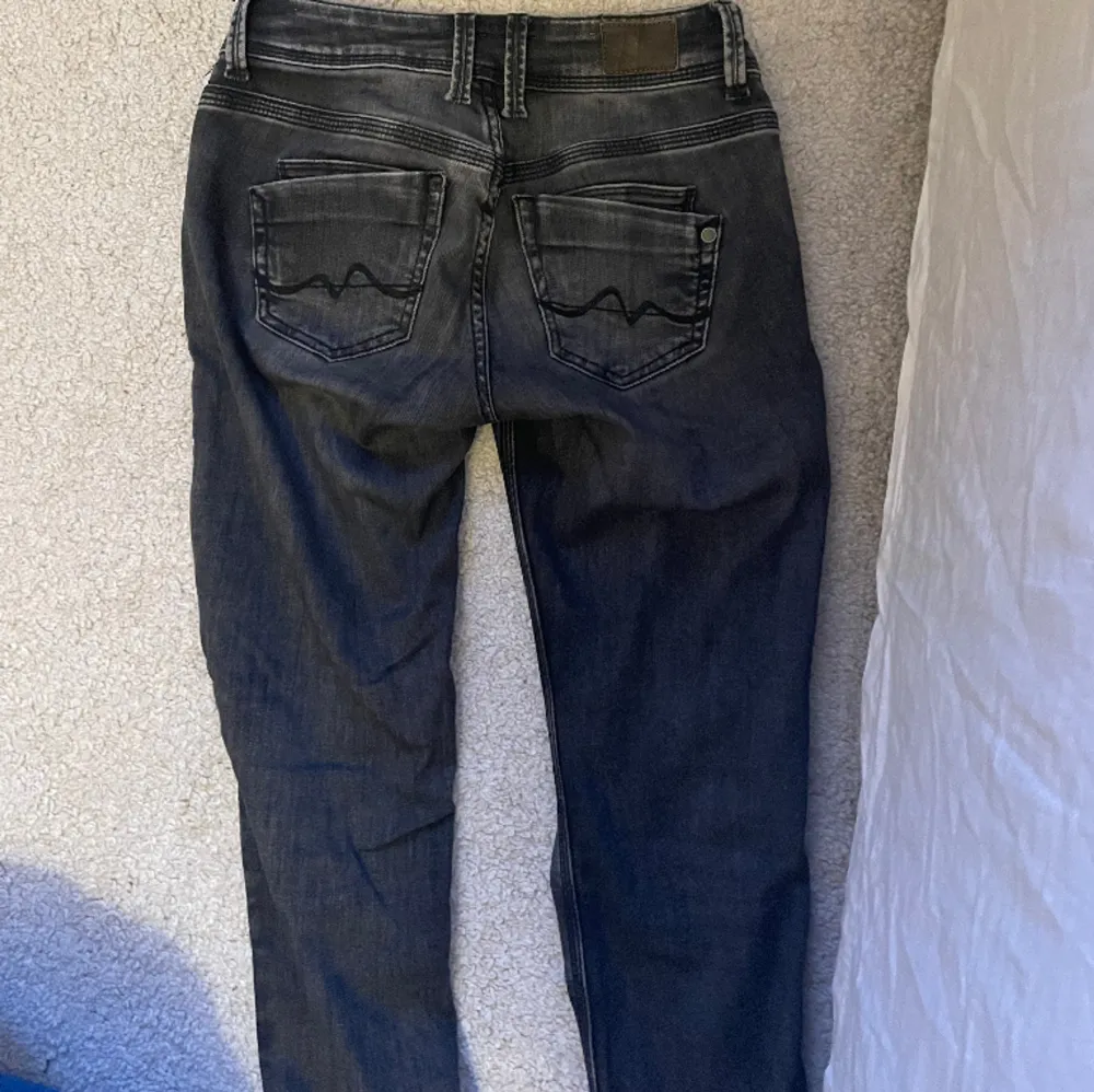 Nu säljer jag mina super snygga midwaist mörkgråa pepe jeans i storlek w25, L30.  Mycket bra skick!!💕 Tryck gärna på köp nu. Jeans & Byxor.