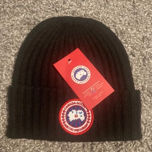 Canada Goose Mössa - Säljer nu min helt nya mössa. Priset kan diskuteras vid snabb affär.