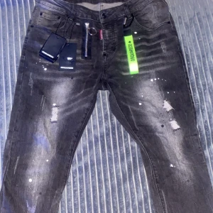 Dsquared 2 jeans - Helt nya dsquared 2 jeans aldrig använda då dem passa inte mig riktigt. Storlek 50 . Fler bilder. Kan skickas vid intresse 