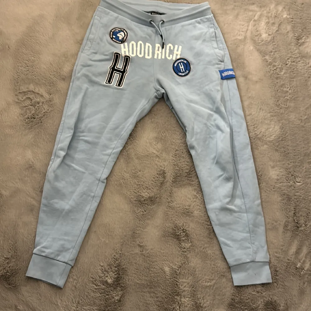 Fina hoodrich byxor helt nya använt typ en gång . Jeans & Byxor.