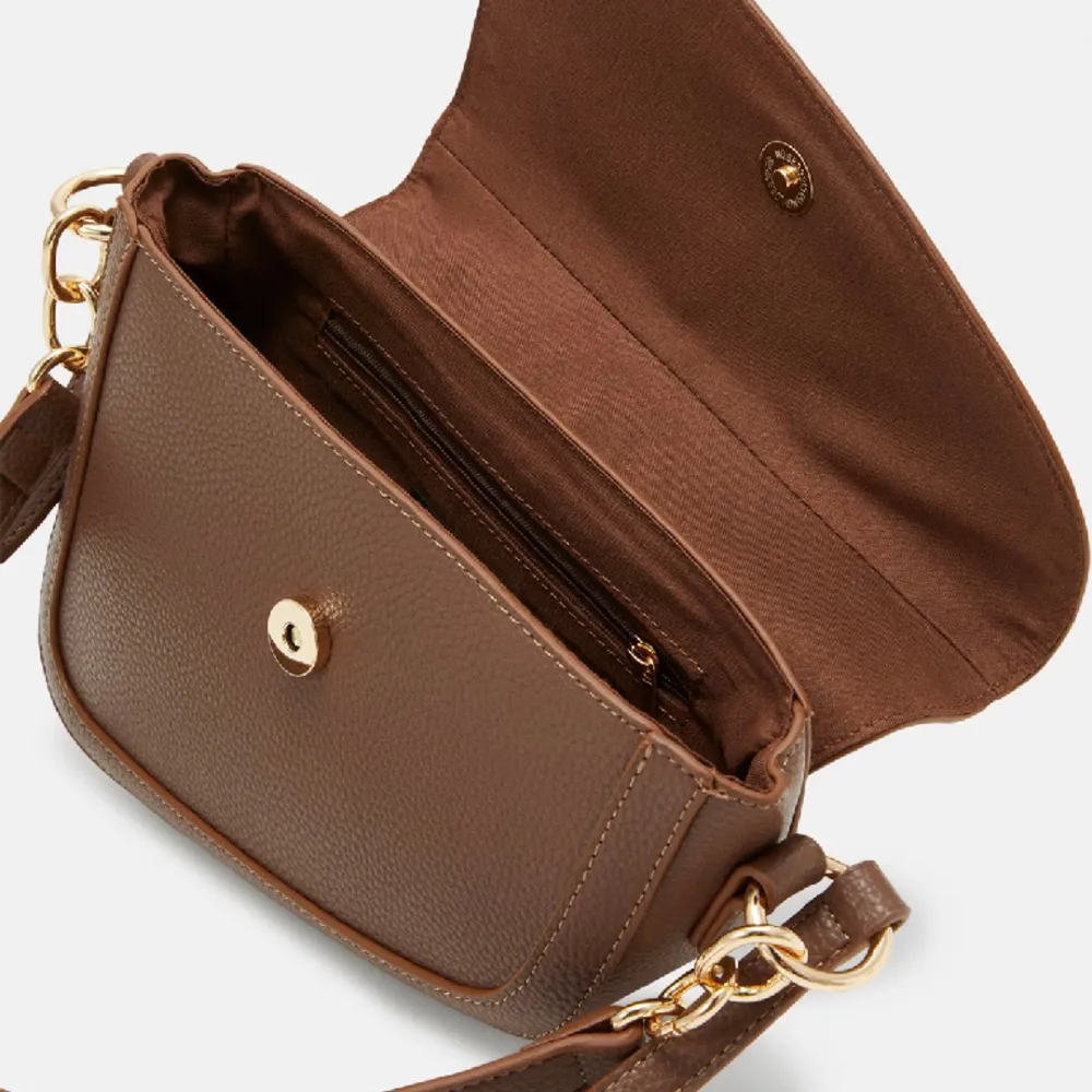 Väska frpn EVEN&ODD liknar dior saddle bag. Har en lång och en kort strap. Nyskick. . Accessoarer.