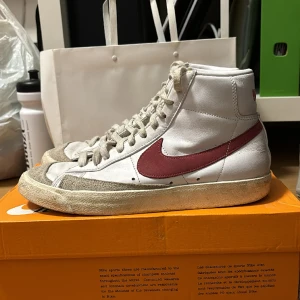 Nike Blazer mid ’77 - Nike Blazer mid ’77 storlek 42. Använda men i gott skick. Låda medföljer!