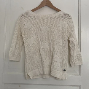Stickad tröja - Stickad tröja med trekvartsärm och stjärnmönster!  Helt oanvänd, priset kan självklart diskuteras och hör av er om ni vill ha fler bilder❣️❣️
