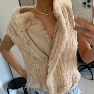 Pälsväst - Äkta pälsväst i beige rosa färg! Jätte fin kvalitet💝