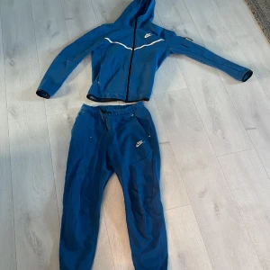 Nike tech fleece blå - Nu säljer jag min blåa tech fleece pågrund av att jag inte använder den längre. Tröjan är i storlek s och byxorna i storlek s. Båda är i väldigt fint skick, därför så skulle jag vilja ha 750 för tröjan  450 för byxorna Hela dressen för 1050