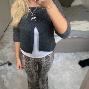 Trekvartsärmad kofta - Säljer denna trekvartsärmade koftan/boleron. Har du någon fråga är det bara att höra av dig🫶🏻