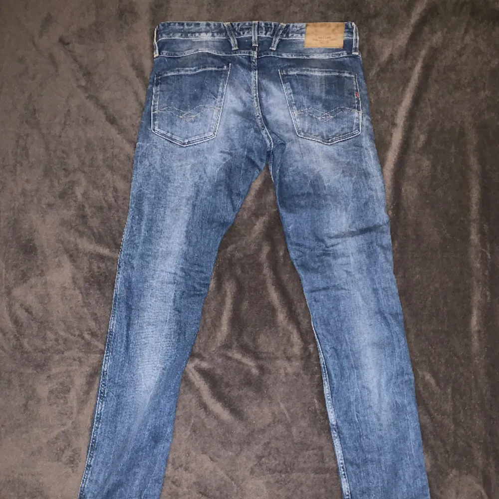 Säljer dessa as schyssta jeansen från Replay i modellen Anbass, Skick 9/10, Storlek 31/34, pris går självklart att diskuteras!. Jeans & Byxor.