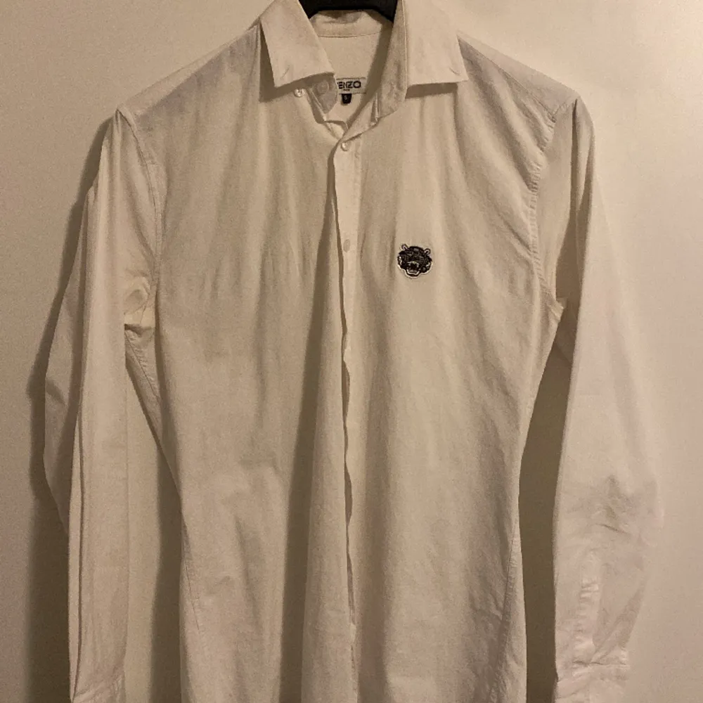 Kenzo skjorta storlek S Sparsamt använd o passar perfekt med ett par kostymbyxor. Skjortor.