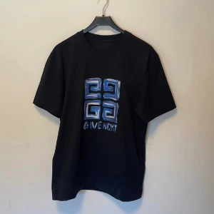 Givenchy 4G T Shirt, Sz Medium - En galen givenchy t shirt som är i ett väldigt skönt material, Min favorit t shirt fit och print mässigt. Missa inte den! 
