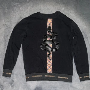 Glorious Gangsta sweatshirt  - Säljer svart Glorious Gangsta sweatshirt i storlek M, bra skick