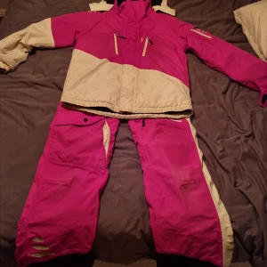 Säljes skidkläder Isbjörn of Sweden - Fin bättre begagnad skidjacka o byxa i märket Isbjörn of Sweden.