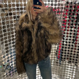 HM x Rabanne fur jacket  - Så snygg päls jacka från HMs limeted edition kolektion med Rabanne! Använd två gånger och finns inte längre och köpa i butik. Ordinarie pris 2499⭐️