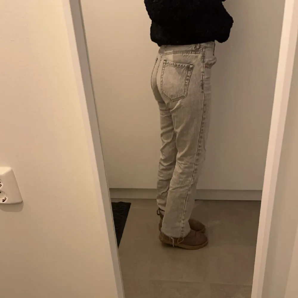 Ljusgråa jeans från stradivarius 🩶 storlek 32 . Jeans & Byxor.