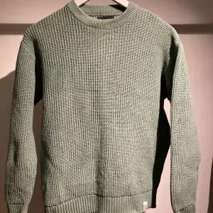 Säljer nu den här gröna stickade tröjan från Pull & bear i storlek S. Väldigt bra skicka och snålt använd. Hör av dig vid frågor eller funderingar!