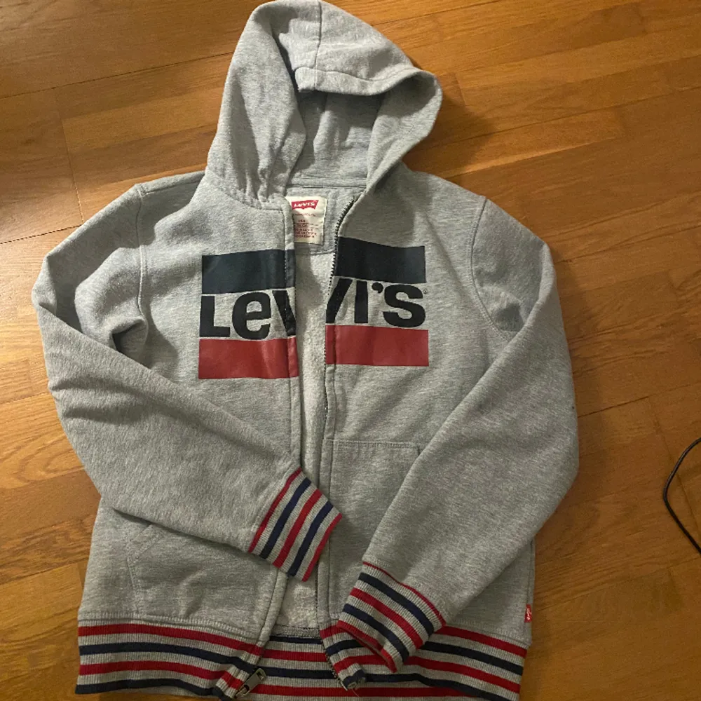 Säljer grå Levi’s hoodie som tyvärr inte kommer till användning längre. Storlek 164 i barn men passar mig som har S. Använt fåtal gånger men bra skick! Hör av dig vid intresse💕. Hoodies.