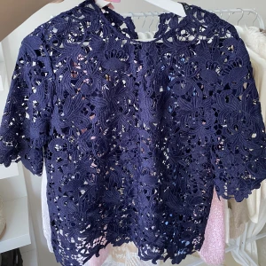 Blå spets top - Snygg marinblå spets topp från zara, kommer inte till användning så säljer vidare! Liknar den populära spetsblusen från zara🥰