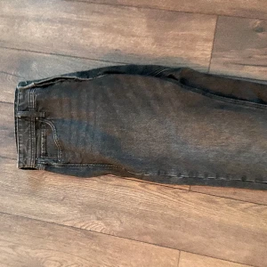 Jeans - Tja! Säljer ut lite av garderoben som inte kommit till användning, dessa är Jack&Jones (LOOSE/CHRIS) i en skitsnygg svart färg som passar till allt. Är villig att diskutera pris och jag skickar varan inom 2 dagar. Ha det bäst // Filip