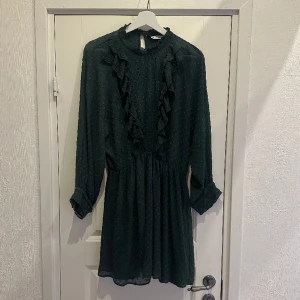 Zara klänning  - Jätte fin zara klänning som tyvärr inte kommer till användning❤️inprinsip i nyskick har använt 2 ggr! klänning har även ett par pösiga shorts inbyggda under ”kjolen”. Står även storlek XL men den passar mig utmärkt som är en S/M,💗