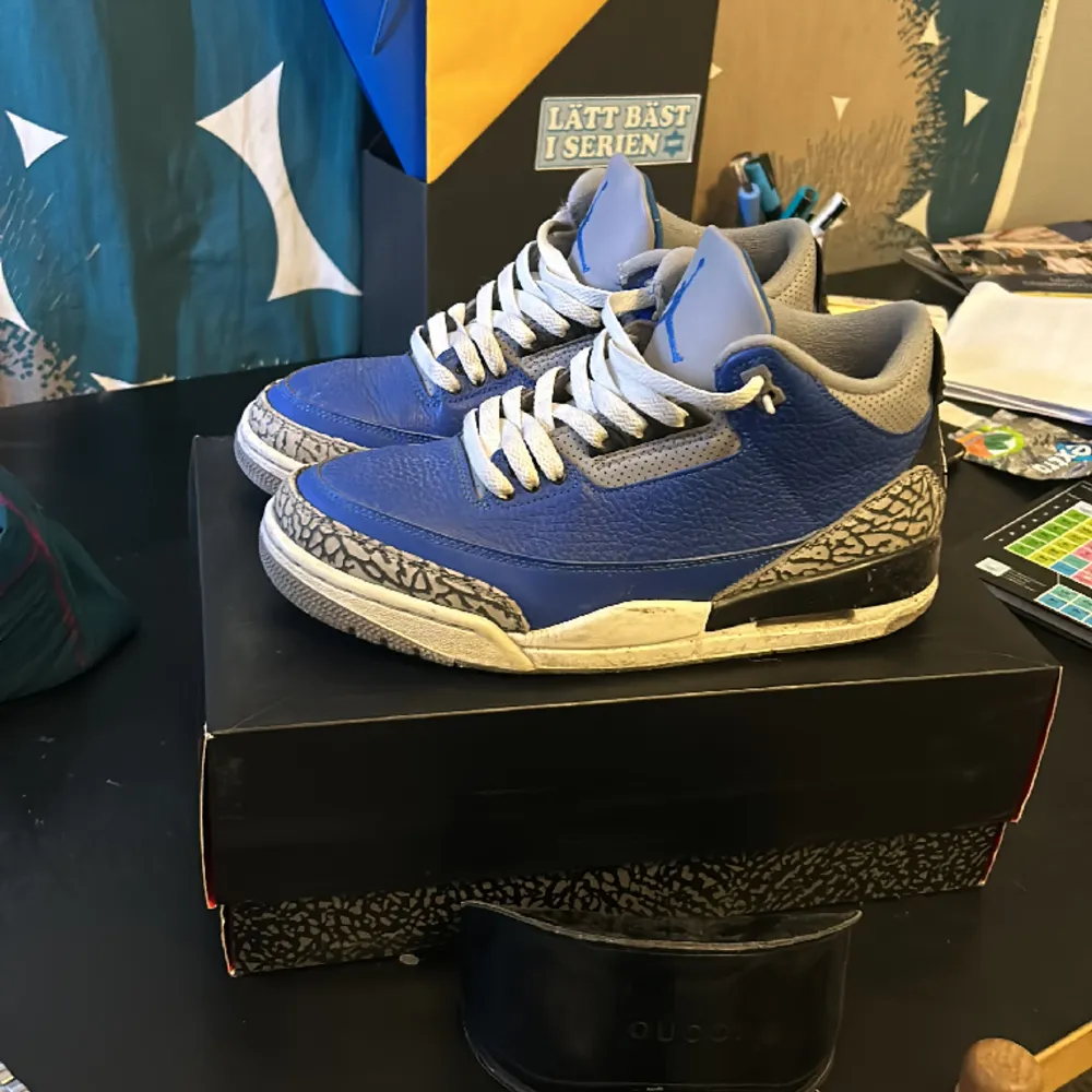 Jordans köpta här på plick! Super skick endast lite smutsiga! Nypris på StockX är 3700kr och dessa skorna är ganska eftertrackdade. Vid en snabb, smidig affär kan priset diskurteras! (Alla tillbehör tillkommer som skosnören, box). Skor.